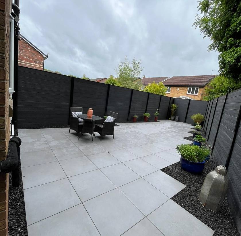 Large porcelain patio with slate detailing and composite fencing